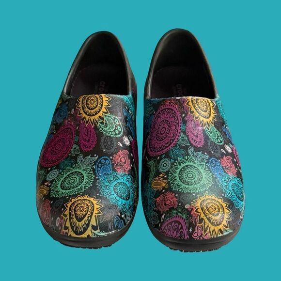 Women’s Crocs Neria Pro II Black/Colorful Print  Dual Comfort Clogs Size W7 - Picture 2 of 10